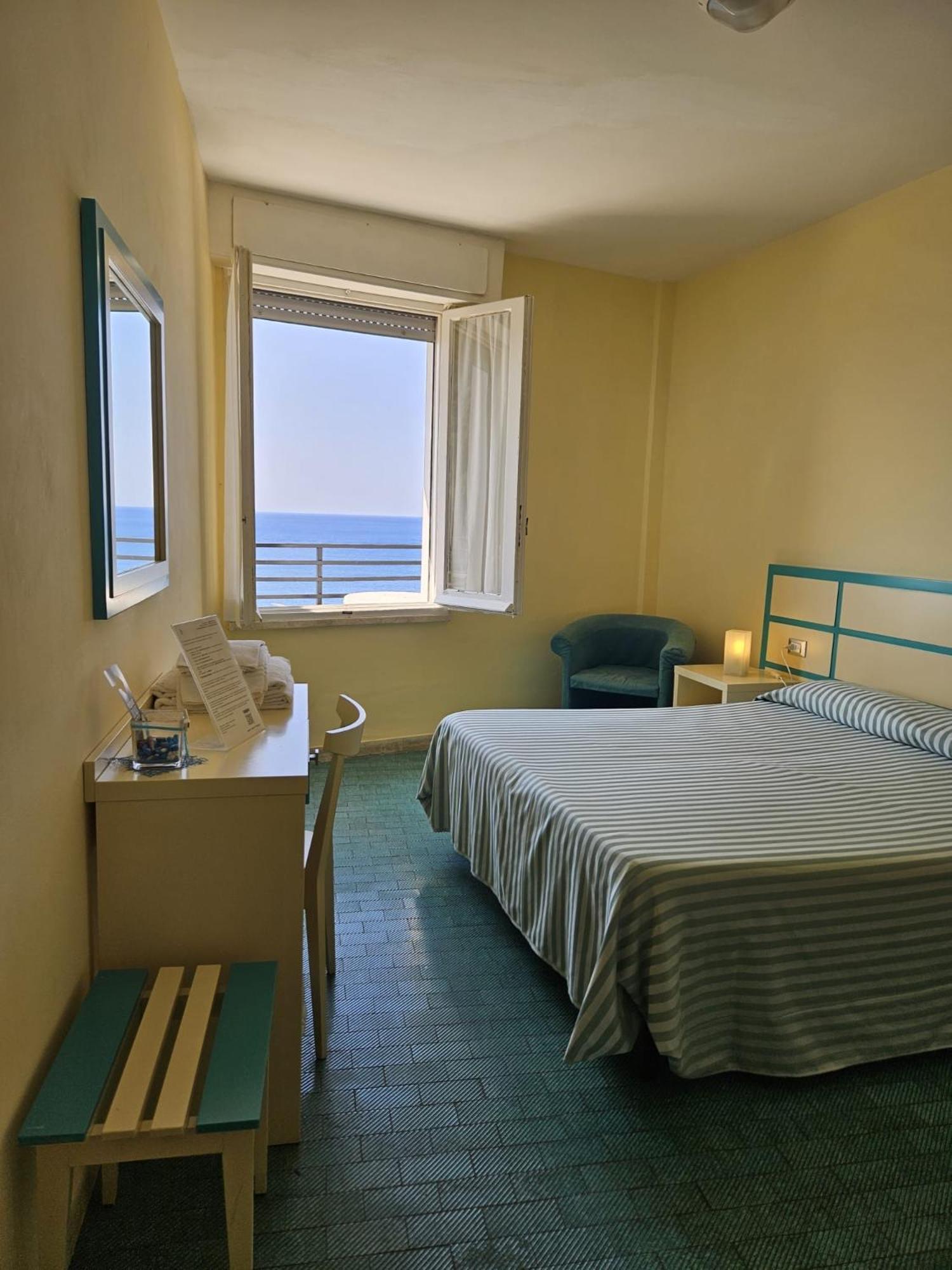 Hotel La Scogliera Cavi di Lavagna Exteriör bild