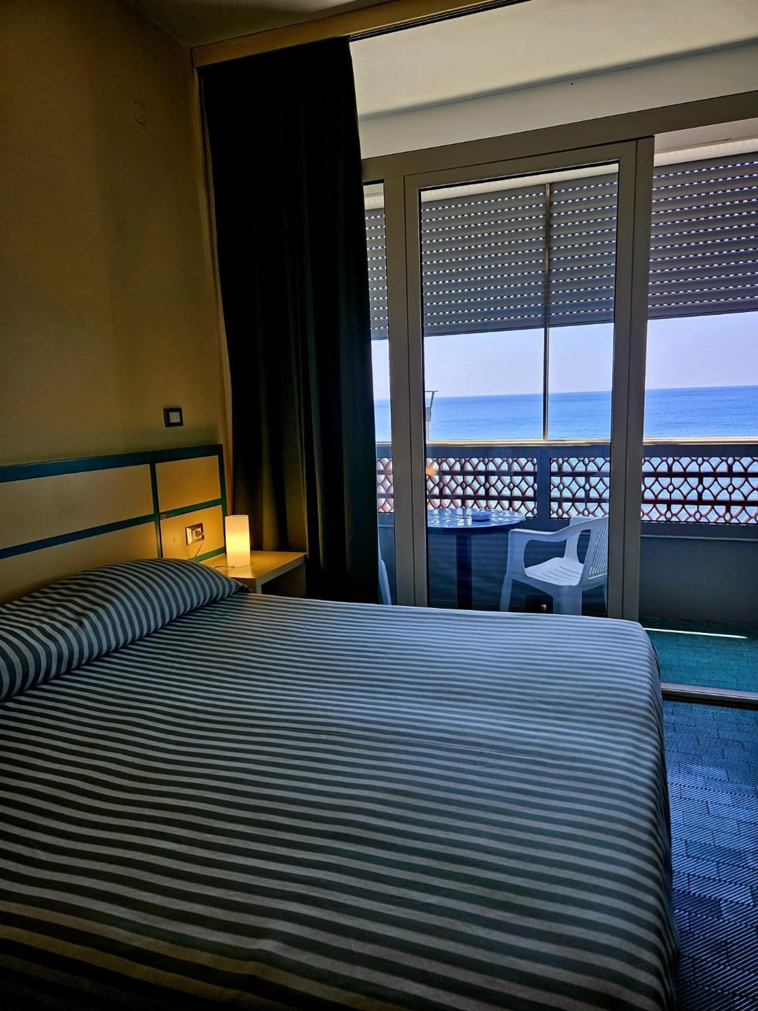 Hotel La Scogliera Cavi di Lavagna Exteriör bild