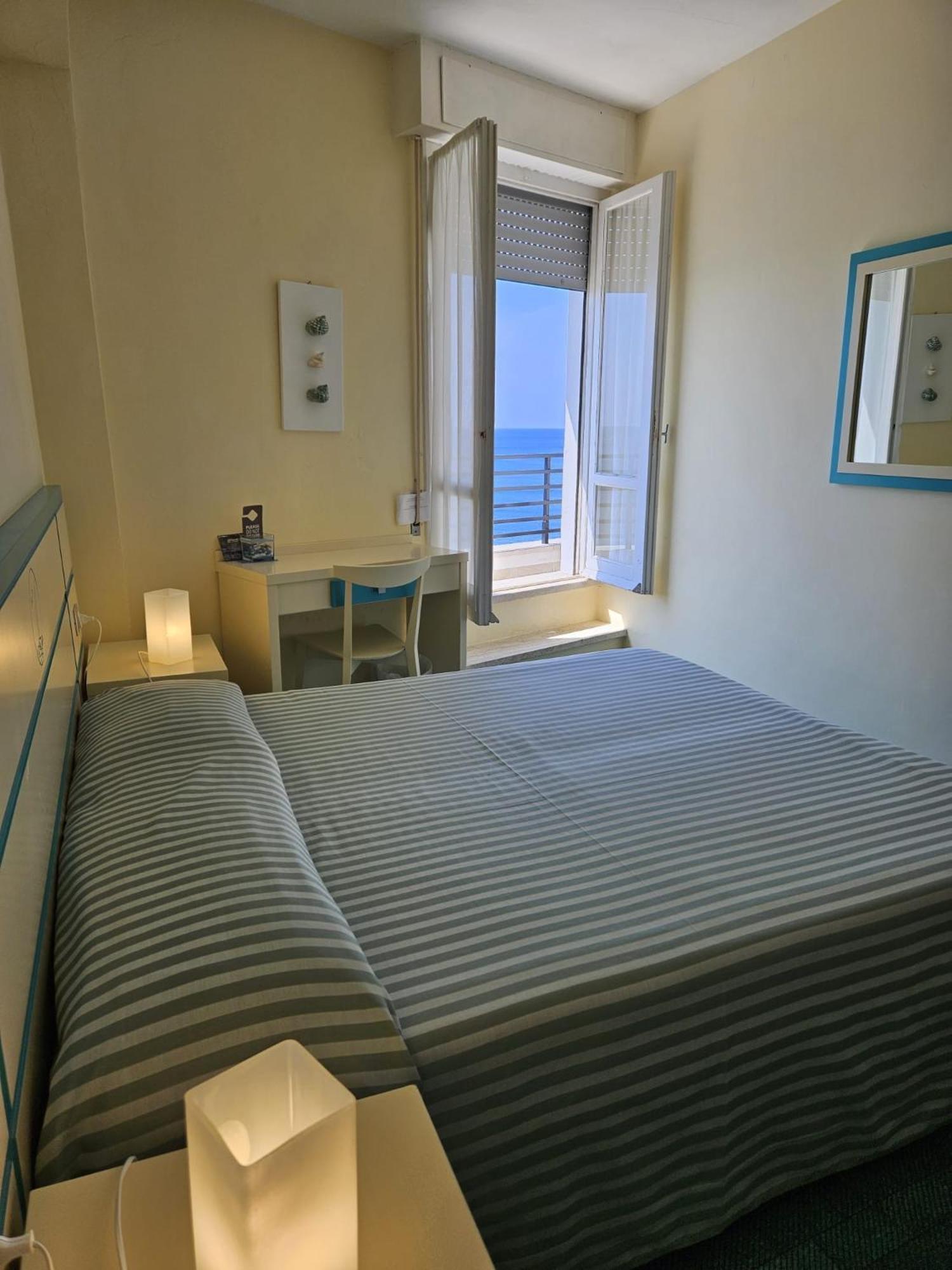 Hotel La Scogliera Cavi di Lavagna Exteriör bild