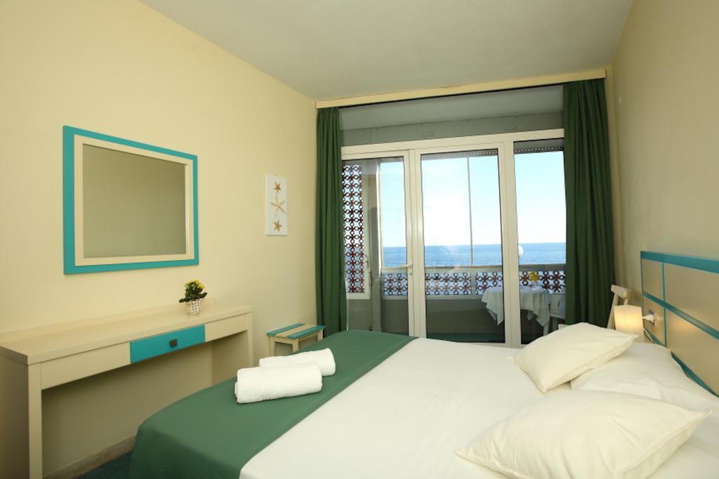Hotel La Scogliera Cavi di Lavagna Exteriör bild